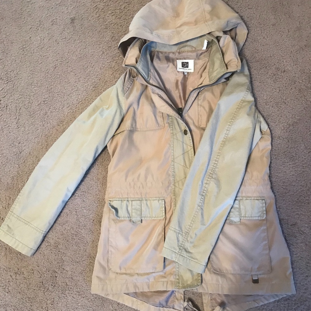 Lightweight jacket w/hideaway hood